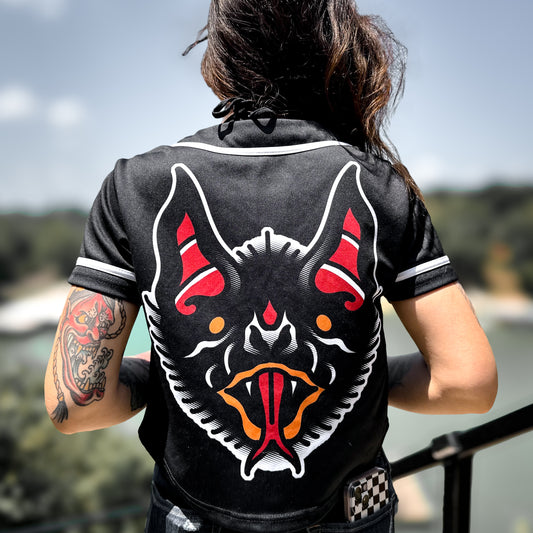 Jersey de béisbol recortada con murciélago tradicional