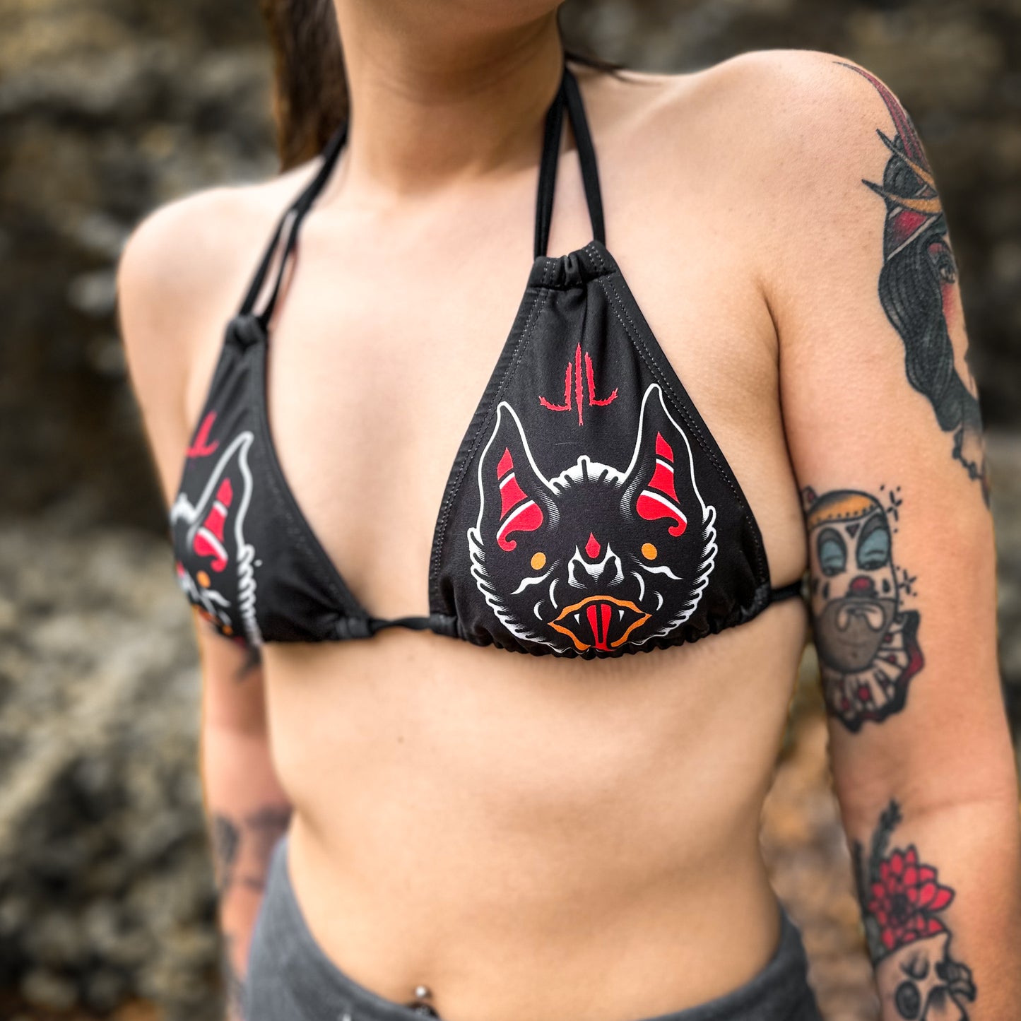 Top de bikini con tiras de murciélagos tradicionales